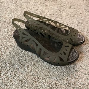 Women’s crocs size 4